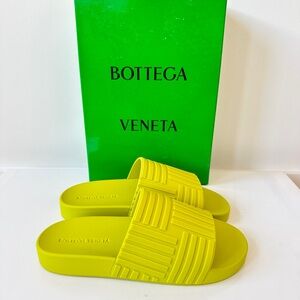 NWT Bottega Veneta Rubber Flat Slide Sandals Size 39